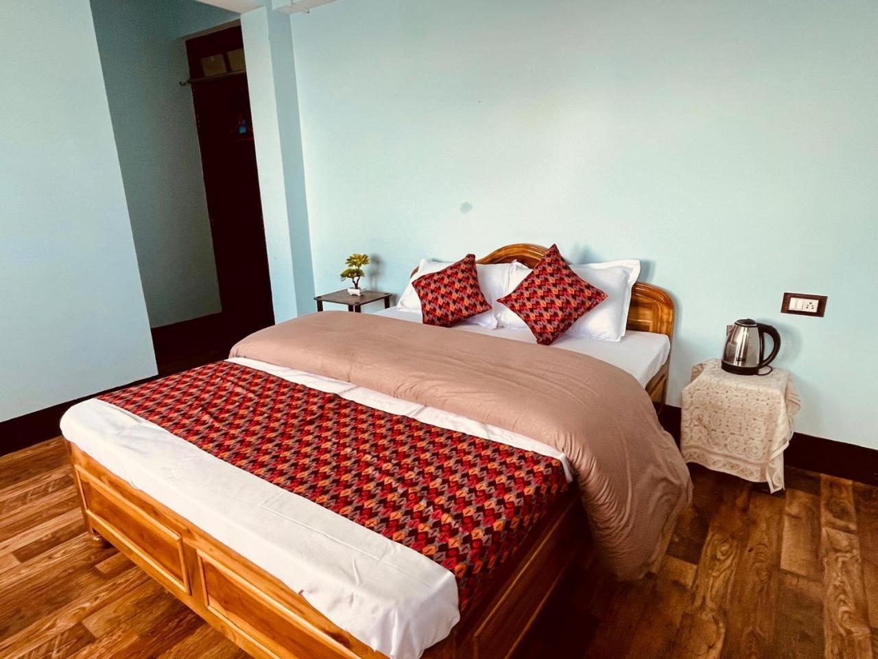 Forest Lodge - 80 Mts From Mall Road Darjeeling  Buitenkant foto
