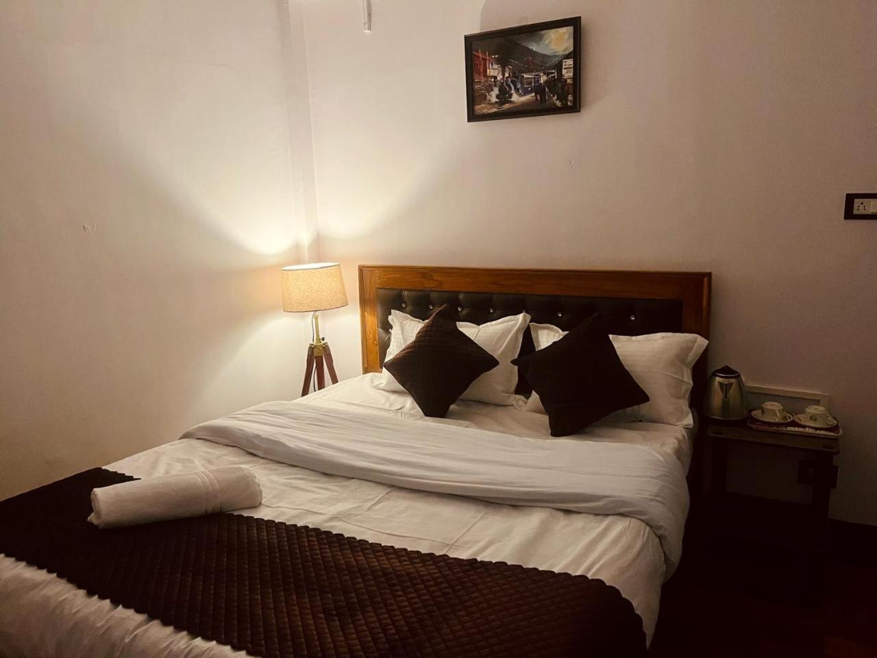 Forest Lodge - 80 Mts From Mall Road Darjeeling  Buitenkant foto