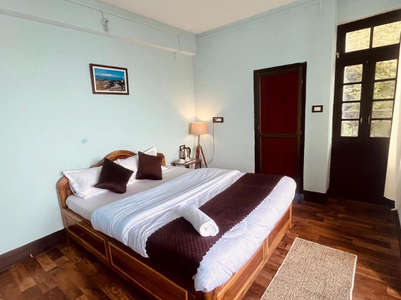 Forest Lodge - 80 Mts From Mall Road Darjeeling  Buitenkant foto