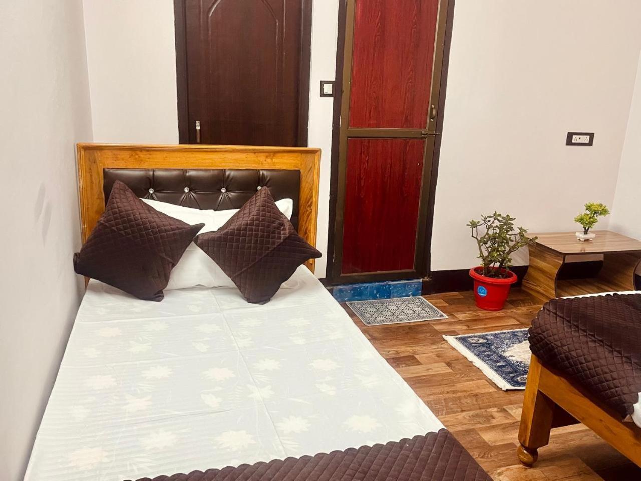 Forest Lodge - 80 Mts From Mall Road Darjeeling  Buitenkant foto